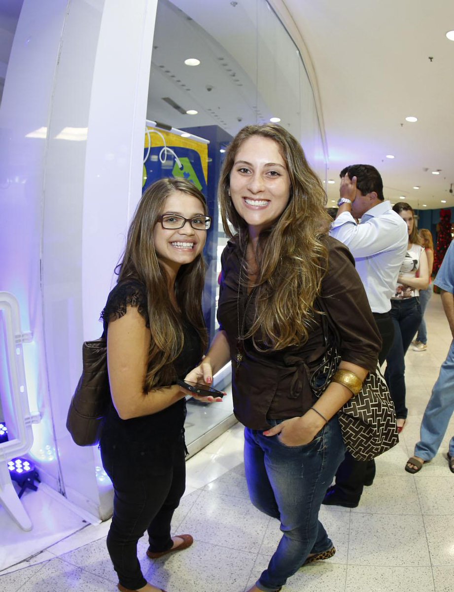 A <a href="/marirahman/">Mari Rahman</a> e a Ana Paula estão em primeiro lugar na fila para garantir o #iPhone6NaTIM! Elas estão ansiosas!