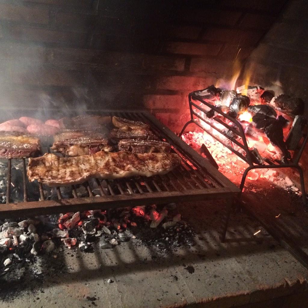 fra_zu's tweet photo. @Fundacion180, lo mejor que me pudo pasar en la vida...sobre todo porque me despide así :) #asado http://t.co/acn7EWUwFi