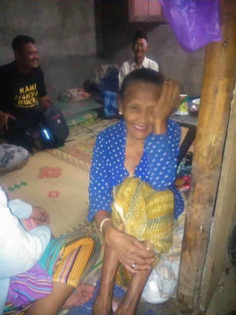 Arrdianaa's tweet photo. @HonjiMilagro @Jogja24Jam @reeachubby kmrn kmi ke rmhnya si mbah. Beliau ga sebatang kara, tp ttp berjuang dg jualan http://t.co/FtzkekW1Ay