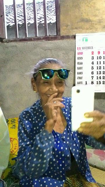 Arrdianaa's tweet photo. @HonjiMilagro @Jogja24Jam @reeachubby mbahnya beli sendiri kacamatanya, katanya buat kondangan. Ktwa trs brg mbah :') http://t.co/ud1WUuzjOx