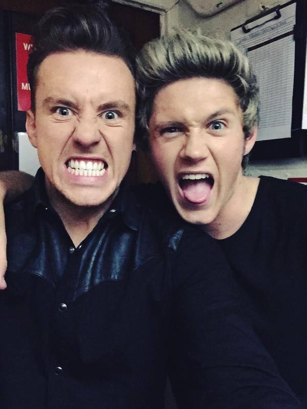 onedirectionBR's tweet image. Niall com o Danny do McFLY no The Royal Variety