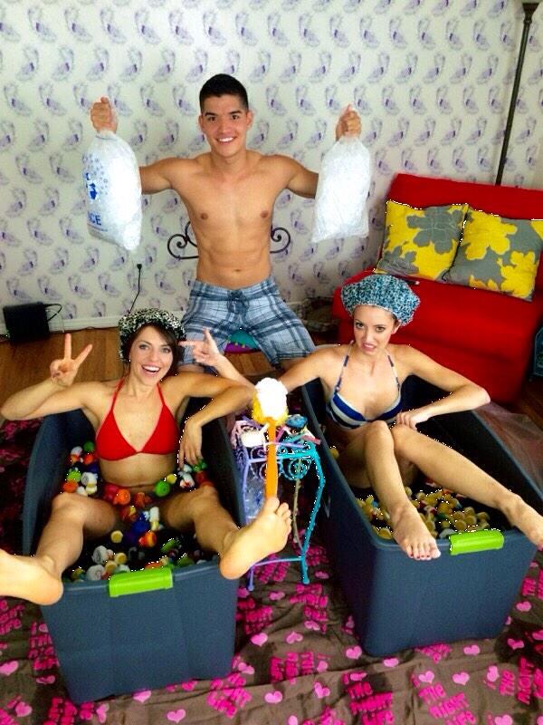 AlexWassabi's tweet photo. So glad it's not me this time! ❄️🛀 @OlgaKay @TarynSouthern #IceBathChallenge http://t.co/bn3s1uXV6f