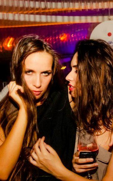 MoonModels's tweet image. Diamonds are pretty, so are the pearls/ But nothing as pretty as me and my girls! tinyurl.com/kbmhsm2  @AMAgirls