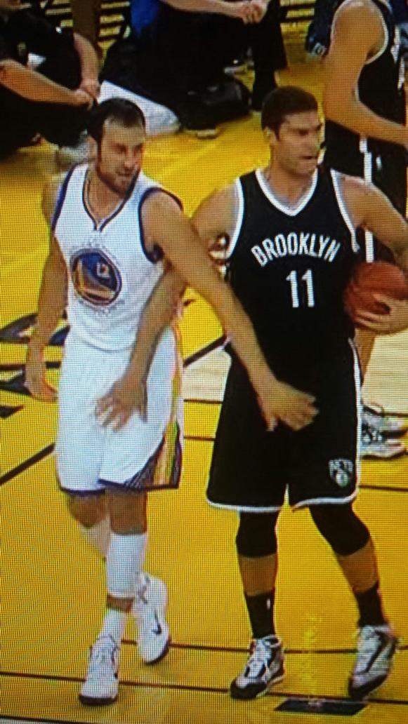 F171615's tweet photo. Bogut and Lopez are feeling things out early in the game.  #Nets #Warriors http://t.co/MRShBbT17I