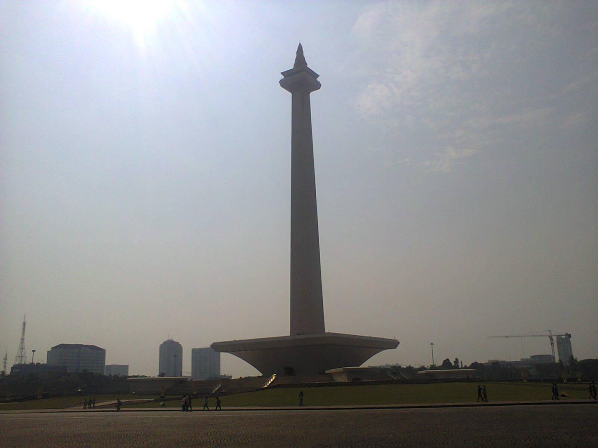 mosangada's tweet photo. monumen nasional http://t.co/UWUgDGGiMh