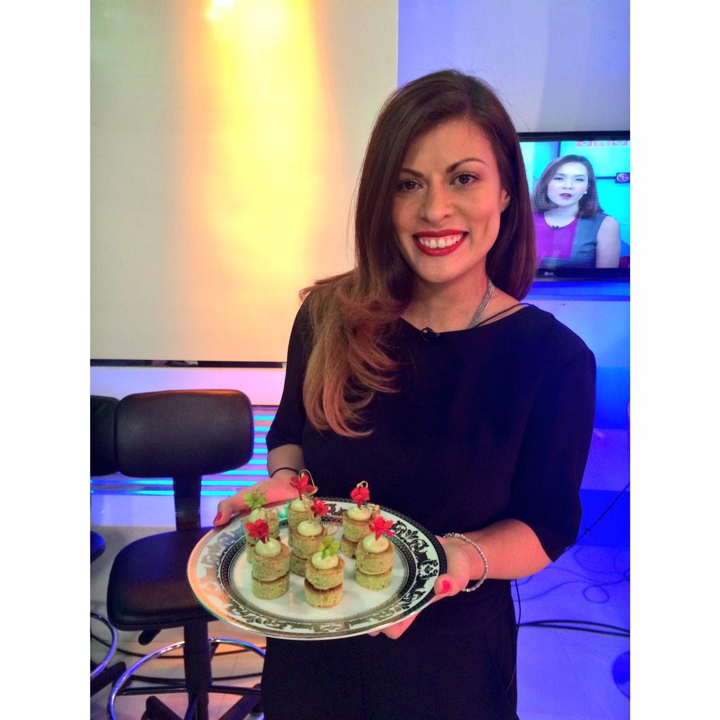 CynfullySweets's tweet photo. @ccpatos about to hit the stage with these mini green tea rustic cakes for #ancshoptalk last night #cynfullysweets http://t.co/rba01e9AXy