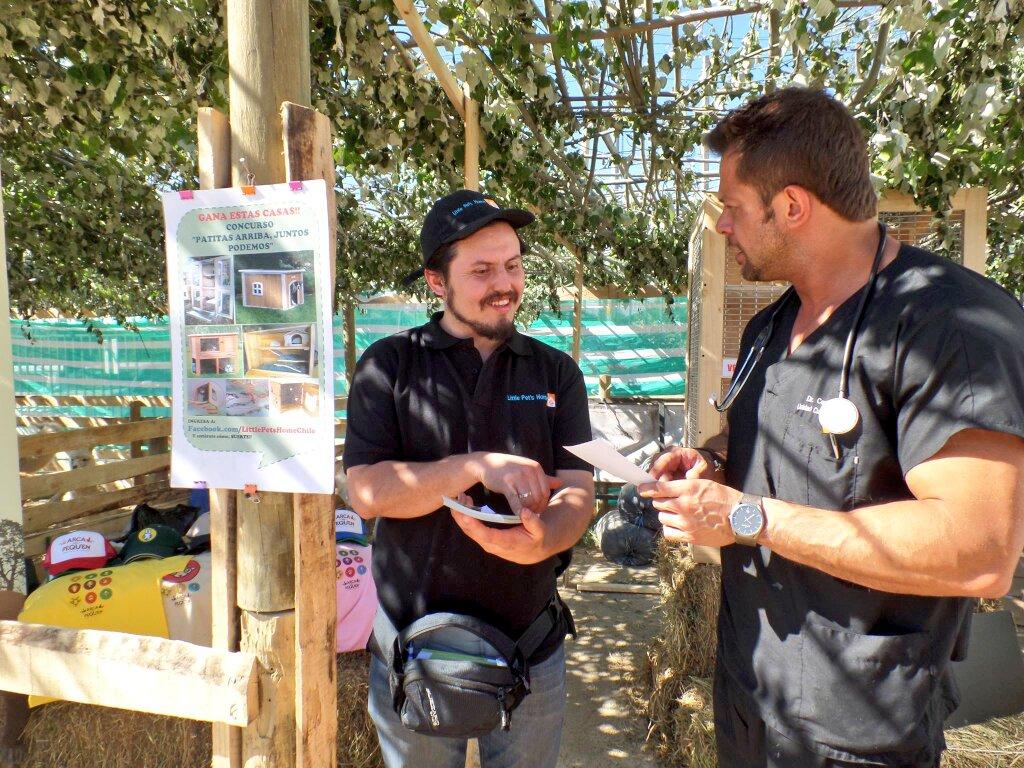 LittlePetsHome's tweet photo. En #ExpoPets2014 conocimos al Vet. Cesar Villalta, le gustaron nuestras casitas!!! Eeehhh!!!! :D http://t.co/Wt2BpCIj1K