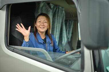 内閣官房 女性応援ブログ 今回の投稿は 鳴海急送株式会社で トラガール こと女性トラックドライバーとして活躍中の小島美千代さん 働くお母さんを見て息子が選んだ仕事は Http T Co Zccpfmzhyn アメブロへリンク Http T Co Twex7mxrjb