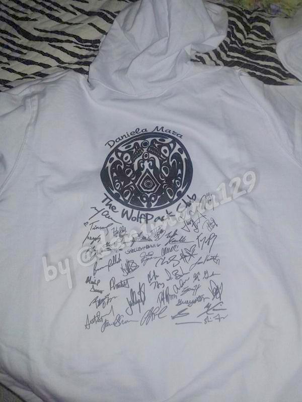 danimara129's tweet photo. When you see this sweater in Brazil autograph please... It's very important for me @TheWolfpackClub http://t.co/QalSAKUaUo