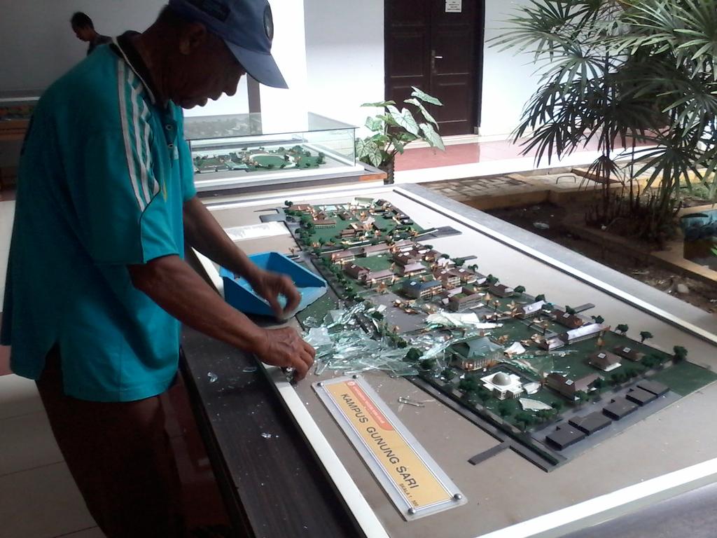 pendkoperasiUNM's tweet image. Admin belum mandi, langsung prg cek keadaan di kampus, dan ini yg terjadi, bersih bersih org di rektorat -_- #saveUNM