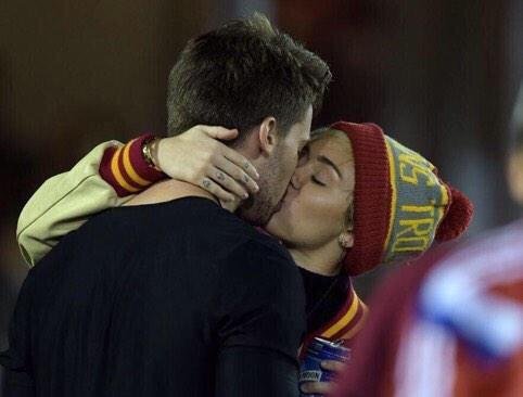 ameezyftbizzlex's tweet photo. MILEY OHMIGOSH YAY http://t.co/Vd099e17oi
