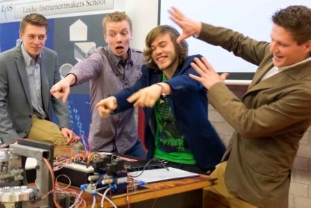 #Precisiebeurs een succes! Bij stand LiS (#Leiden) goede gesprekken met studenten &amp; bedrijven over #techniekonderwijs
