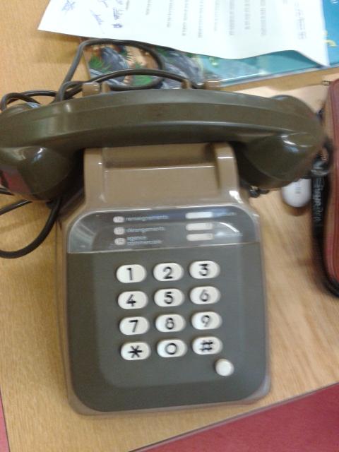 Au Quoi 2 9, je vous présente un ancien #téléphone ! Aline