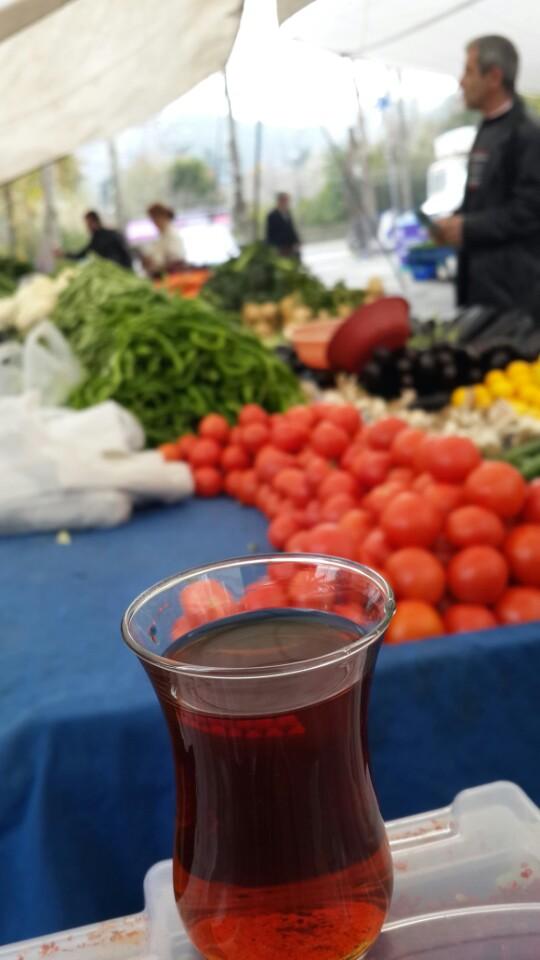 Taze sebze ve meyvelerimizi aldigimiz su pazarin demleme cayi bile ayri bi keyifli :) 4sq.com/1ECQgNK
