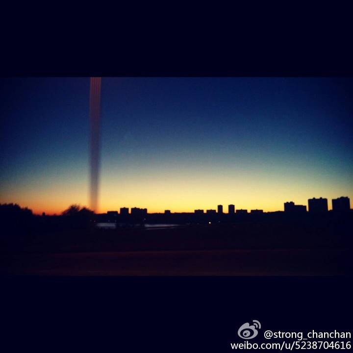 BrainboxesYJ_TH's tweet photo. [Weibo - Himchan] สบายดีใช่มั้ยครับ? ผมก็สบายดีนะ หน้าหนาวใกล้เข้ามาแล้ว เวลาไปไหนมาไหนใส่เสื้ออุ่นๆกันด้วยนะครับ^^! http://t.co/rg9aIyzoZO