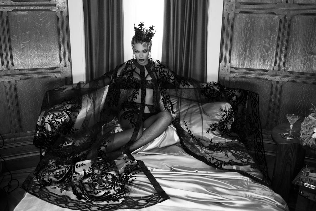solelygoat's tweet photo. The Queen in your bed. @Beyonce Artist of The Year #AMAs http://t.co/HpaQxJf5uD