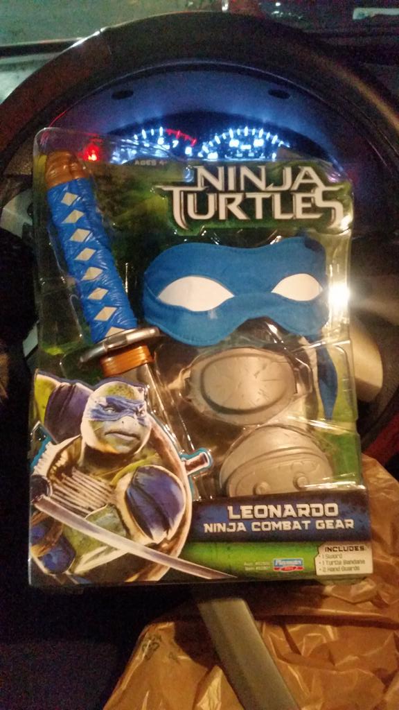 bhcpierre's tweet photo. Late night run 2 toys r us to get this ninja turtle leonardo sword smh baby p was bugging me i gave in #ninjaturle http://t.co/Qwf48WSvTu
