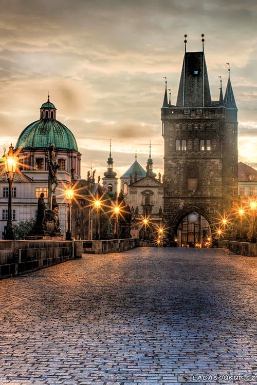 _Paisajes_'s tweet photo. Praga es una ciudad que mantiene ejemplos de la mejor arquitectura europea http://t.co/FeGvubtU2u