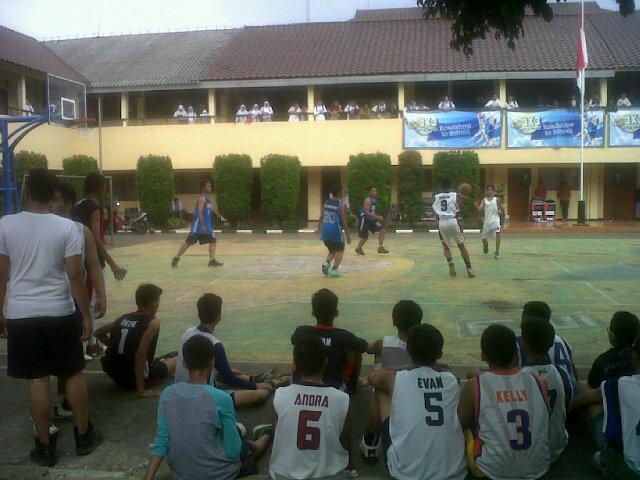 Darmawati_24's tweet photo. Seru bgt!basket@HiLoTeen #teen3x3 @SMAN 2 Depok,tumbuh tuh ke atas gk ke samping@riyad_jp @Raies21 http://t.co/VRsoNddiel