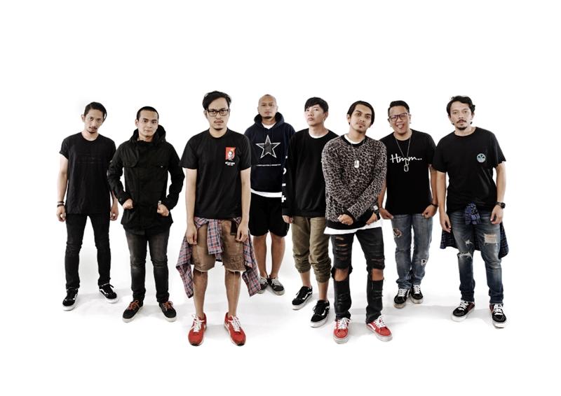 Hari Ini, <a href="/rocket_rockers/">Rocket Rockers</a> dan <a href="/Alone_At_Last/">Alone At Last*</a> Buka Gelaran Tour Mereka di Bandung! Cek --> bit.ly/1u8zZxl