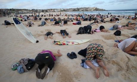 PeteThomond's tweet photo. Somewhere to park your bike? Nope! Australians burying heads in sand to mock government climate stance #qingtech http://t.co/rnxtsbzYKS