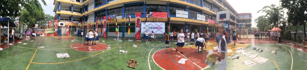 InfiniteM7P's tweet photo. Hujan brenti,panitia bantu ngeringin lapangan! Semangat!! #infiniteM7P http://t.co/pGedNW9JVd