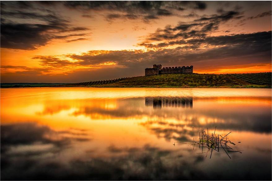 Prachtige zonsondergang in Montoito, met uitzicht over Valongo Castle. Foto: Nuno Trindade. #Alentejo #portugal