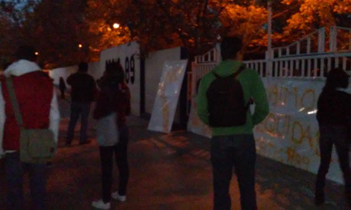 Chikilin96's tweet photo. @veronicaTV10 Alumnos comienzan a llegar al cbtis89, exigen derechos estudiantiles http://t.co/5Da8HSu5QY