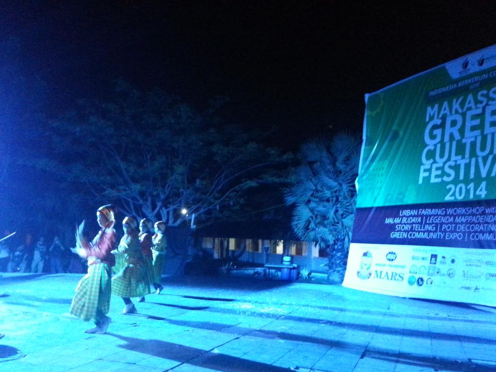 IDberkebun's tweet photo. “@MksrBerkebun: Tari panen sebagai tanda syukur atas hasil yg melimpah. Penampilan dari kakak2 @pajappa_ #MGCF2014 http://t.co/eeyGkZUTmg”