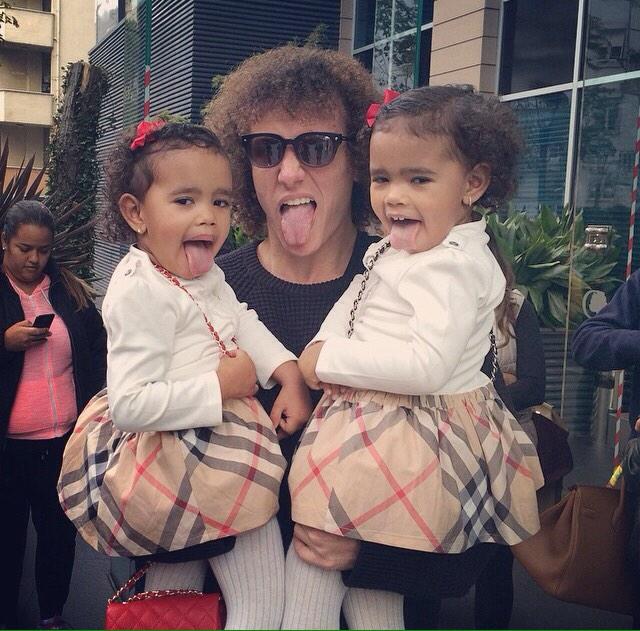 DavidLuiz_4's tweet photo. Como eu amo essas princesas! / I love you my princesses! 😍 Manu e Valentina 😍 #minigeezers http://t.co/5wEDerREhj