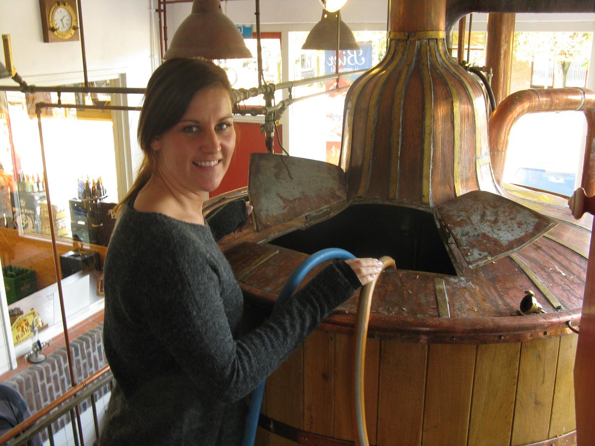 Henkhapp's tweet photo. Alleen van het aantal tol ik al: dik 1000 bieren  bij Tineke 'BurgBier' Ermelo. Do.  #lekkerveluwe in  @ds_Apeldoorn http://t.co/9BmS19hxCd