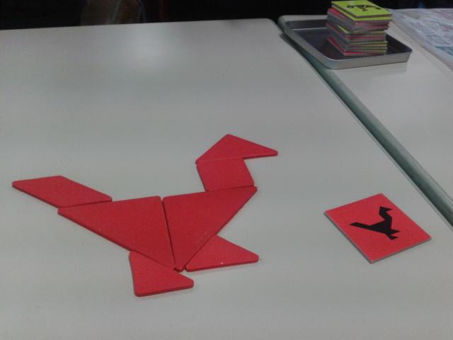 Rayan va plus vite que la lumière pour le tangram ! #jeu
