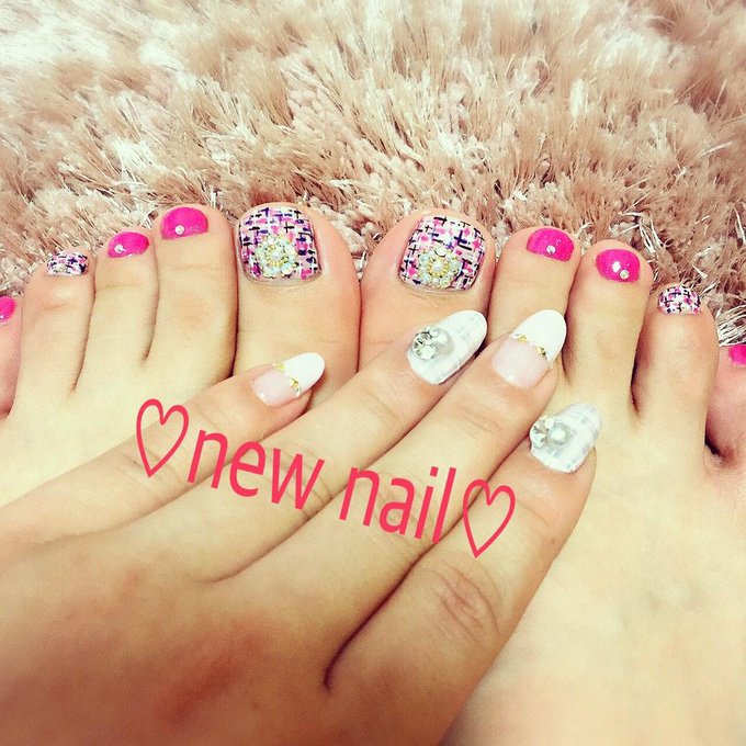 nail変えてきたあ！(*&bull;̀ᴗ&bull;́*)و ̑̑ pinkは、やっぱりかわいい♡♡ そして、pearlが好きすぎる（笑） http://t.co/jkWNMvIoYD
