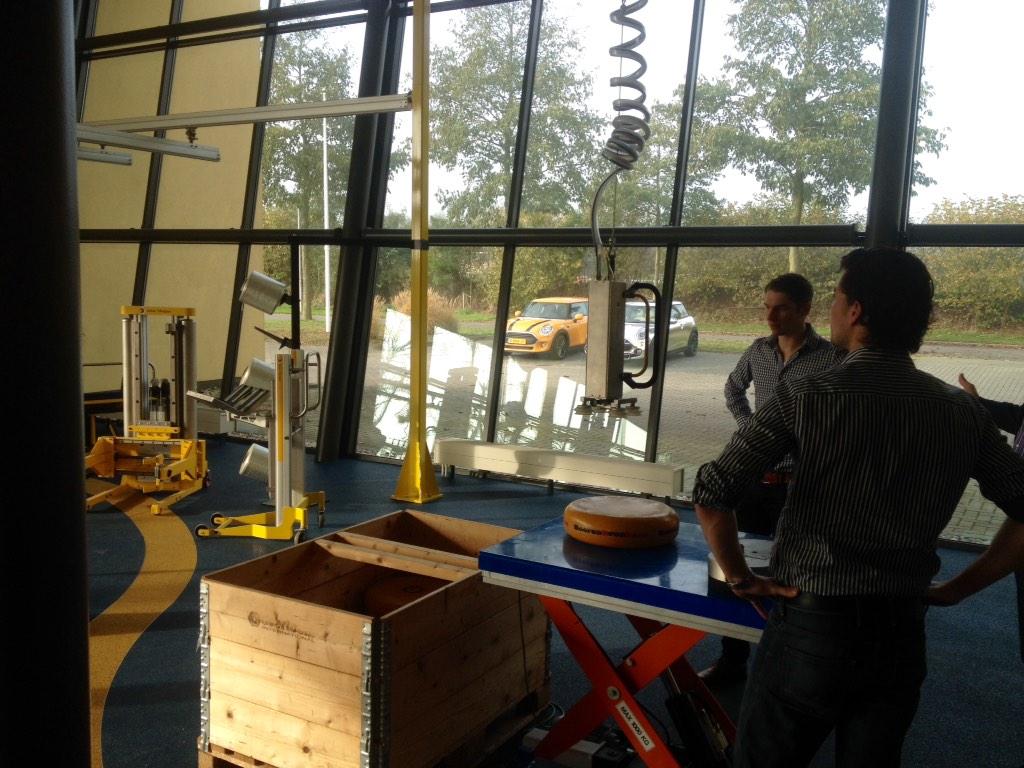 TourMINI's tweet photo. Interessante uitleg hoe 'n kaas van 8-9kg enkel met n vacuüm zuigende tilhulp kan worden verplaatst! @DotecLiftassist http://t.co/ipMfCARNGm