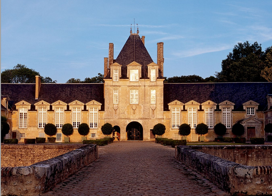 TheWhiteBookCo's tweet photo. See inside the #Stunning #French #Chateau and home of #Hupert De Givenchy @givenchy from #TheWhiteBookVolume11 © http://t.co/Qi4AxDobl9