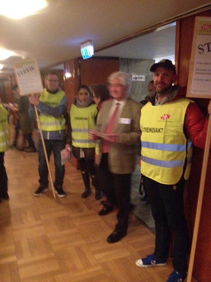 Orjas62's tweet photo. Festlig, arbeidsrettens grand old man Stein Evju sniker seg inn på konferansen #normod mellom streikende http://t.co/Q26gCDm2kk