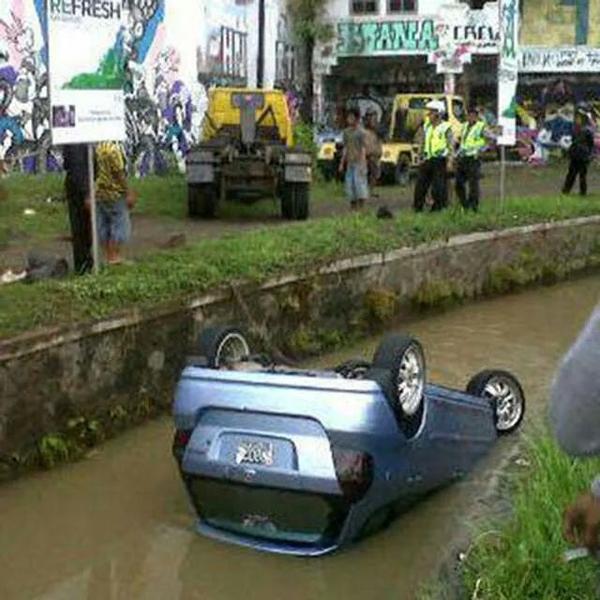 jogjamedia's tweet photo. Honda Jazz 'berendam' di selokan mataram utara Dixie Gejayan, Jumat (14/11) | foto: Majellandoe http://t.co/Z4JYqfoYpF