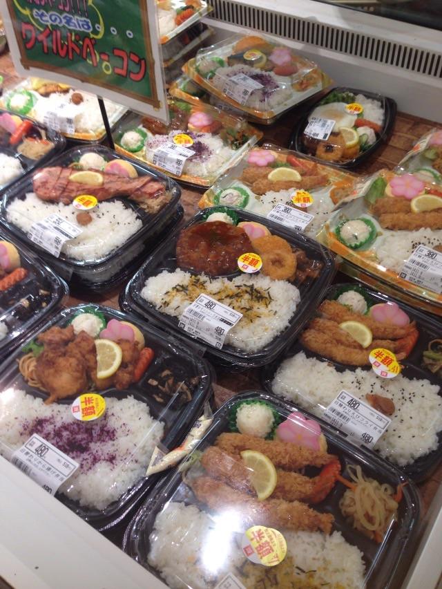 PtkThai's tweet photo. 半額ฮังกะกุ (ครึ่งราคา) ถ้าเห็นสติกเกอร์นี้ติดที่อาหาร จะลดครึ่งราคาตั้งแต่2ทุ่มขึ้นไปนะคะ #Japan #food #Thailand http://t.co/xtCJEcSLbu