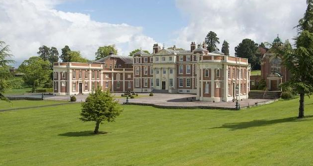 Zoopla's tweet photo. A 50 bed Georgian mansion - plenty room for visitors http://t.co/R33TnD1V5f #pretendyouwonthelotto http://t.co/e51NuTCN03