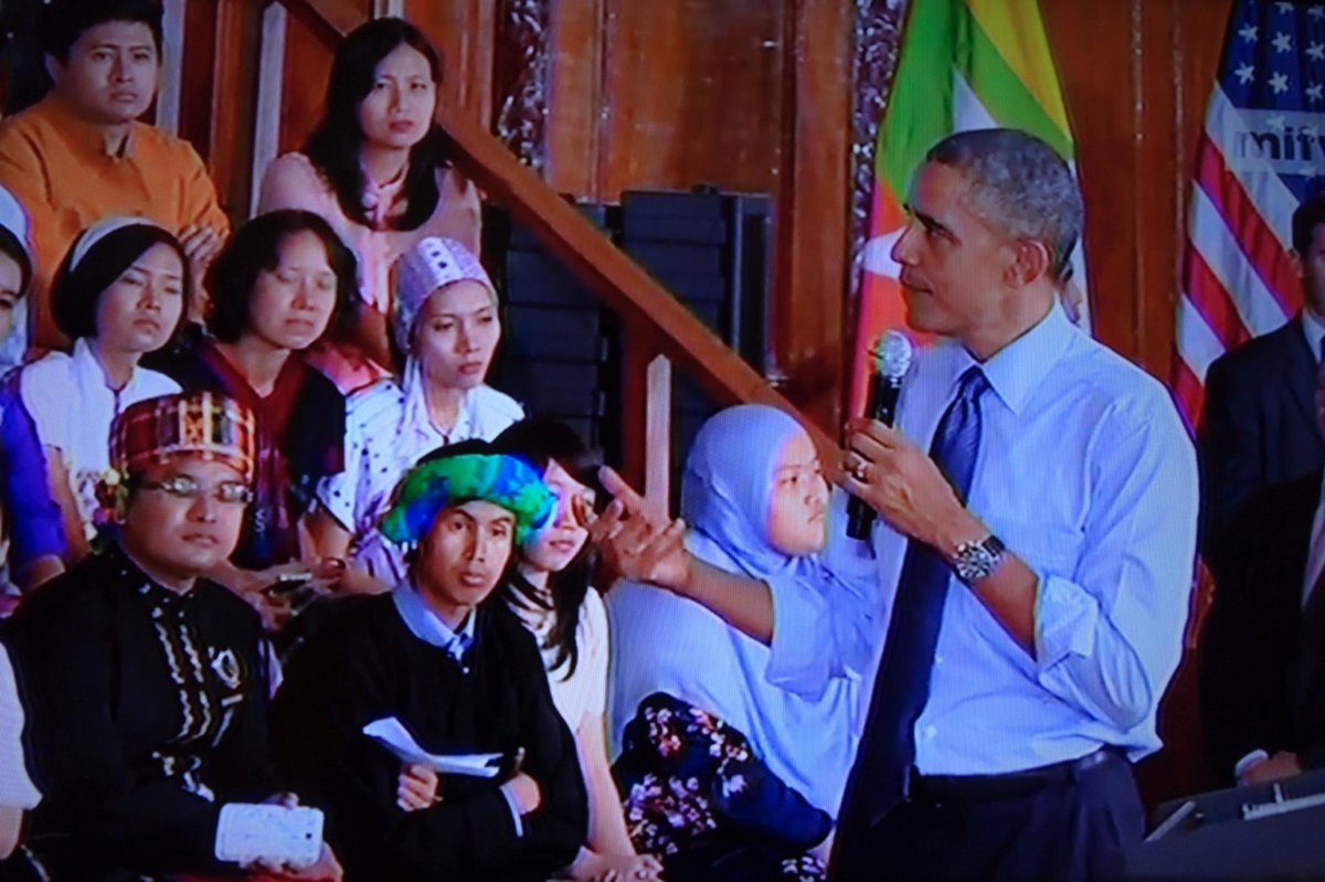 thomasfullerNYT's tweet photo. Obama to students: If you don’t have a sense of national identity it’s very hard for a country to succeed.[applause] http://t.co/XoPKkNcij3