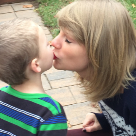 KylieJ_Pics's tweet photo. Taylor visting Layton with gifts 
#TaylorSwiftUpdate http://t.co/OQjgKsaw3r