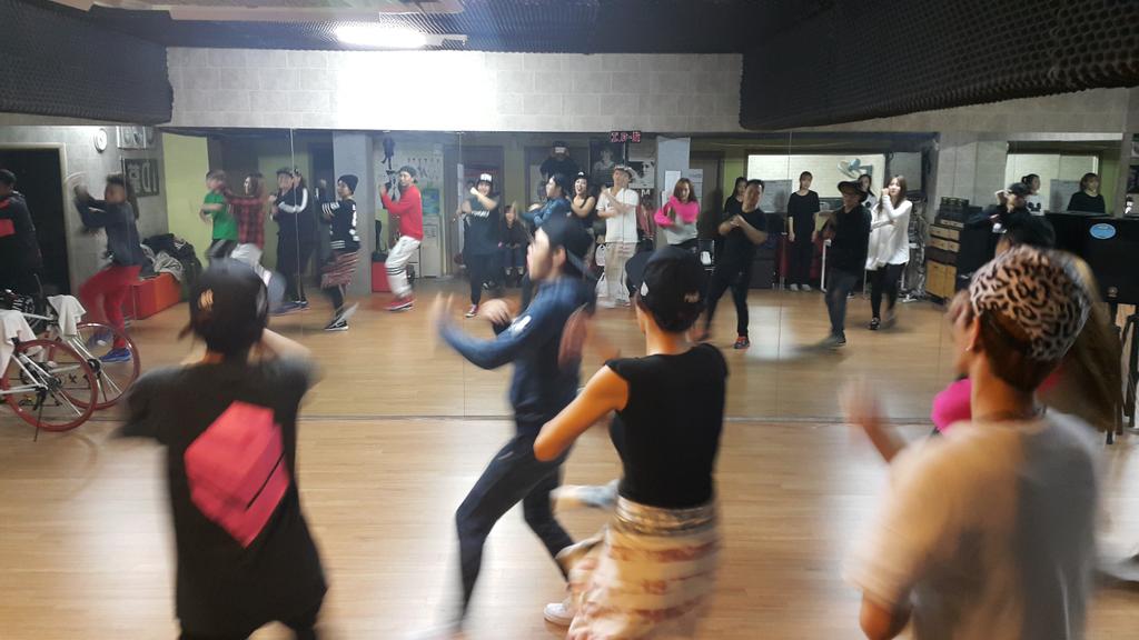 1215thexiahtic's tweet photo. 유천이가 나대신 인크레더블 리허설을 해주겠다며 앉아있으랜다.분명 배운적없고 보기만했을텐데 제법 썩 잘춘다ㅋ
한손 두손까지 외쳐가며 멘트 애드립까지 다 해버린다 이렇게 열정적인 모습 오랜만에 덕분에 박장대소했다ㅋ http://t.co/VfPW7kJmS5