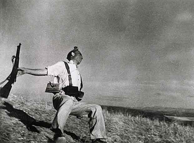 “Muerte de un Miliciano” una de la fotos más conocidas de la Guerra Civil Española. Fue tomada por Robert Capa.