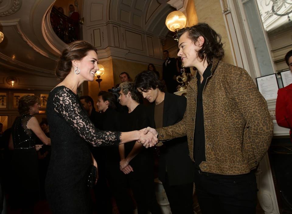 fahrani_22's tweet photo. Harry Styles eloquently congratulated Kate Middleton on her baby number 2 as the One Direction boys met the royals! http://t.co/Dp4Z17gi0X
