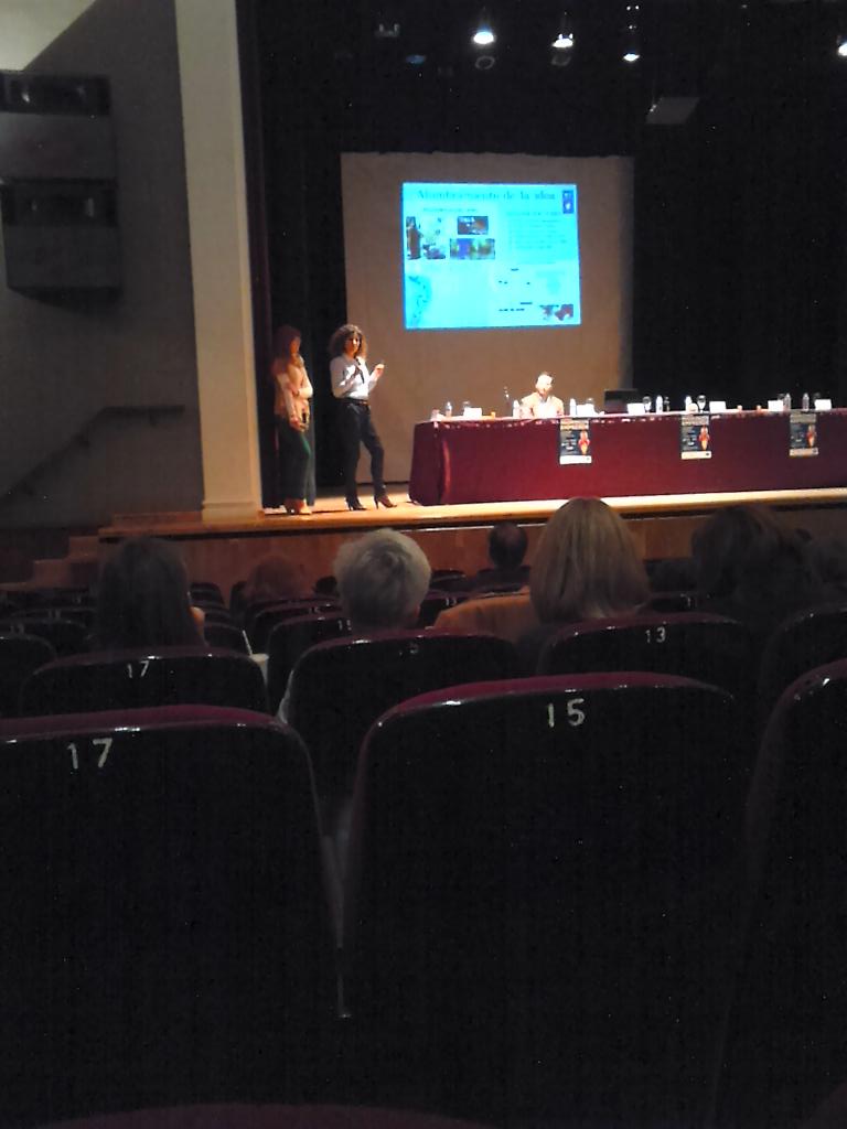 RubenMA13's tweet photo. Margot y Almudena, consigue realizar tu idea (pasos): feedback, mapa de empatia y Business Canvas #consaburaemprende http://t.co/L6AbdrKUof