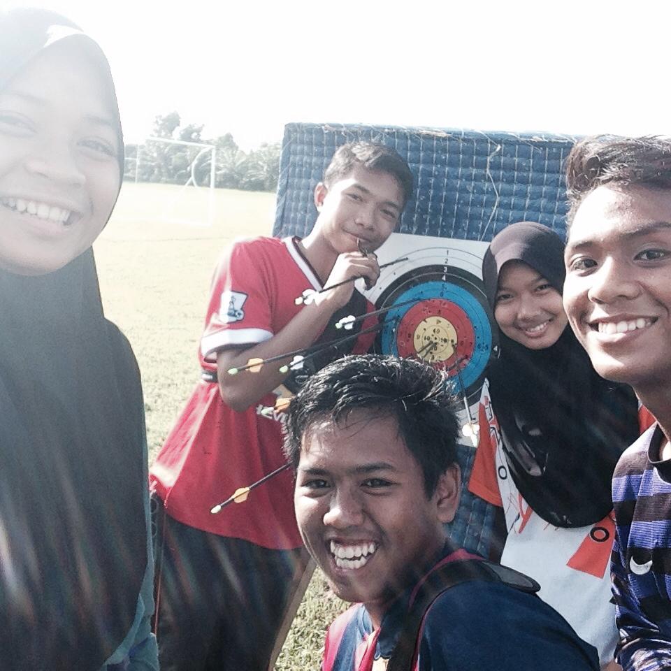 budax_emo77's tweet photo. training memanah pagi tady :D
#happyWithMyTeam
#selfie
#SemuaPoyo >< http://t.co/Vq6Lk7emAo