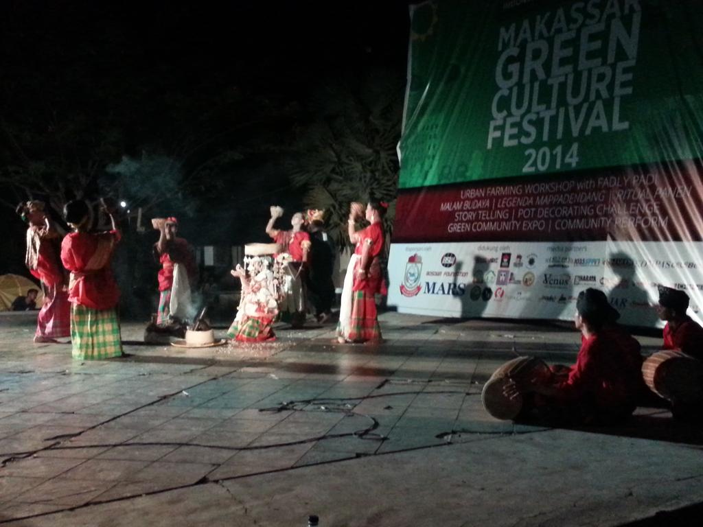 IDberkebun's tweet photo. ❤️ “@MksrBerkebun: Ini yang ditunggu2. Ritual mabissu pada saat menyemai benih tanaman #MGCF2014 http://t.co/urdjD9IrnB”
