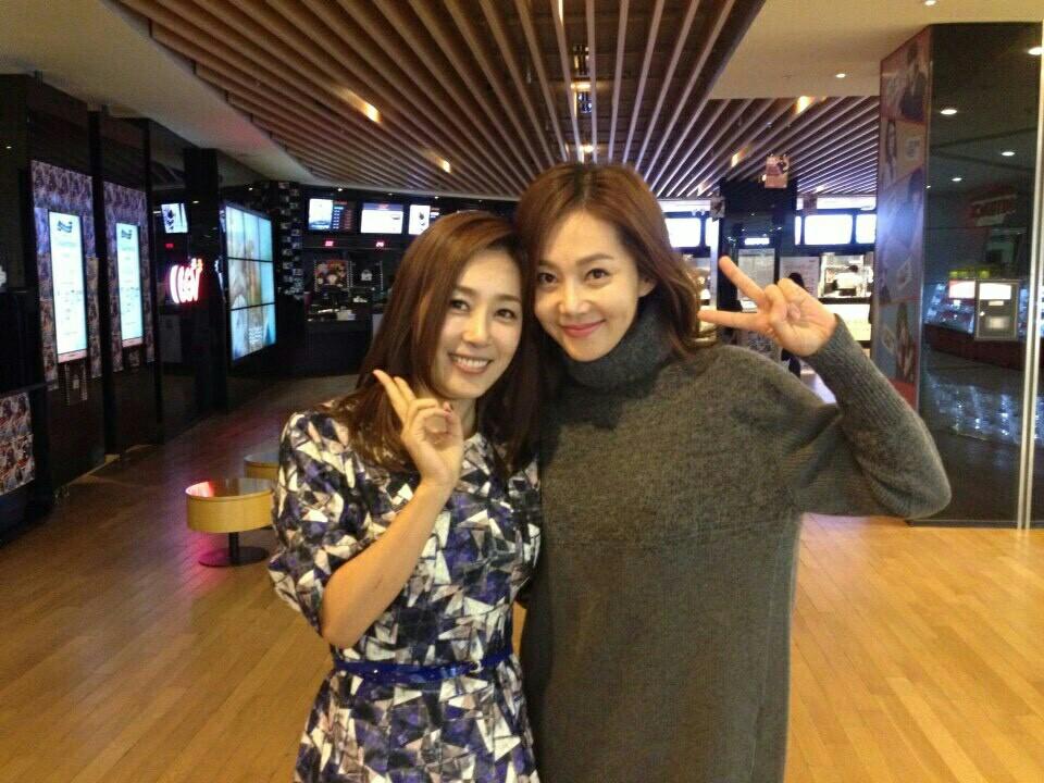 <카트> '동탄댁'으로 알려진 염정아 배우의 비공식 동탄 지역 개인 상영회에 문정희 배우가 의리의 무대인사로 영화로 맺은 따뜻한 우정을 보여주셨...