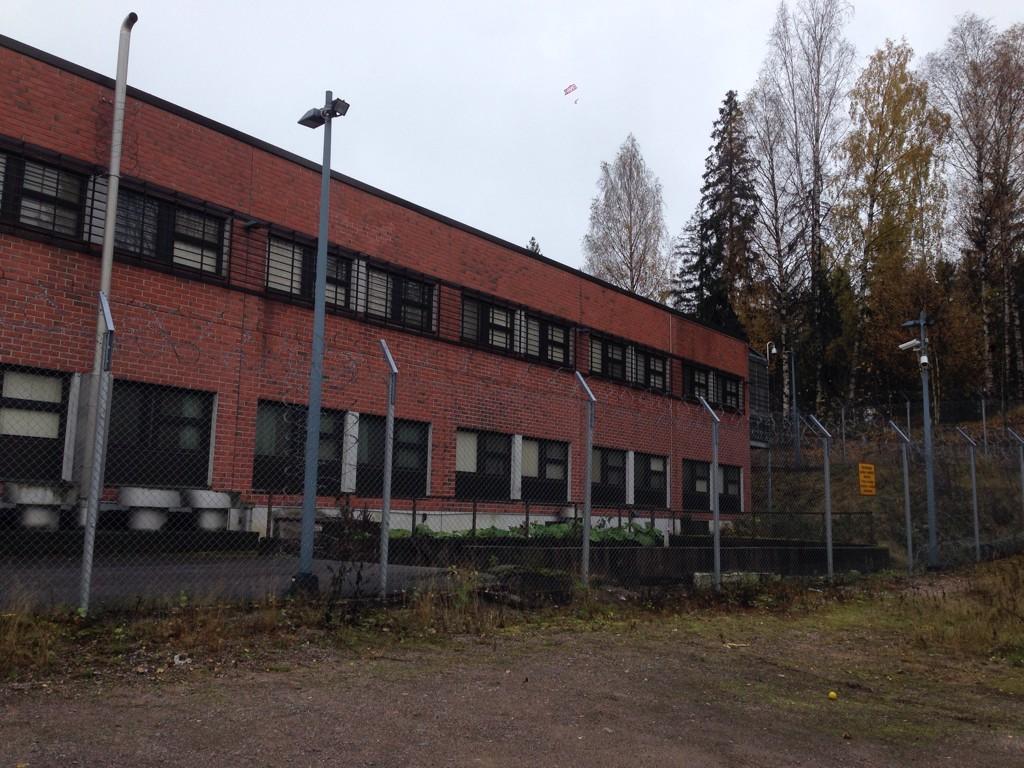 elvonwright's tweet photo. Poliisitarkastaja:"Ei se mikään kylmä vankilatyrmä ole" om försvar omringat av taggtråd #säilöönotto #ulkomaalaislaki http://t.co/zocC0qiCYO