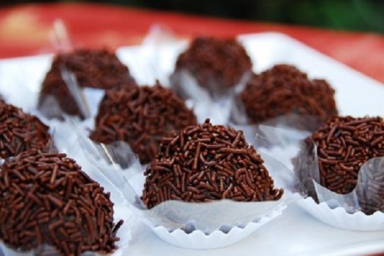 JornalOGlobo's tweet image. Brigadeiro espacial é a novidade das festas no Rio: chocolate, leite condensado e... maconha! glo.bo/1utaIiz